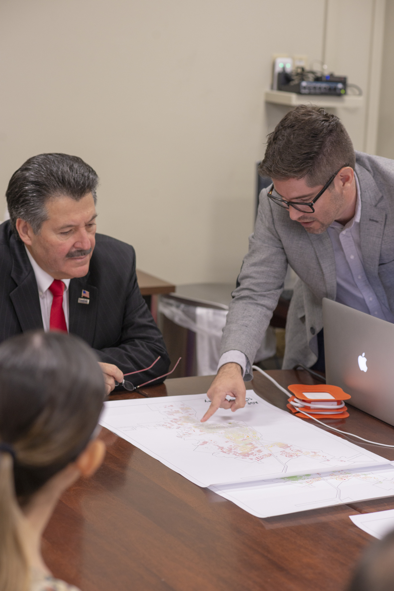 Harvard student briefs Mayor Pete Saenz and city officials on his mapping project