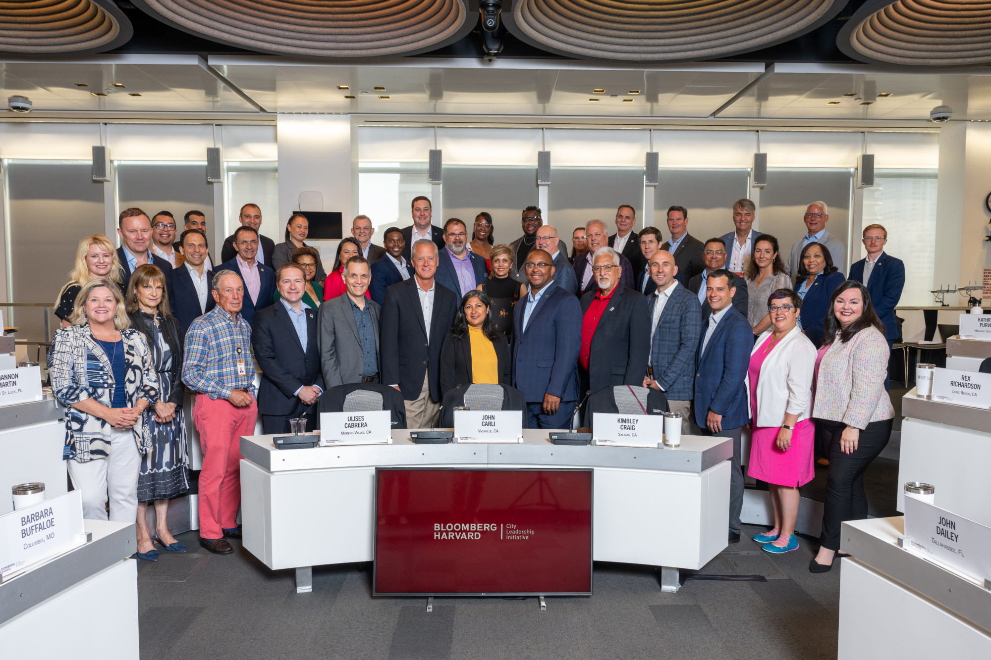 Group portrait of forty mayors in the classroom.